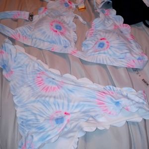 Cute bathing suit never worn size medium